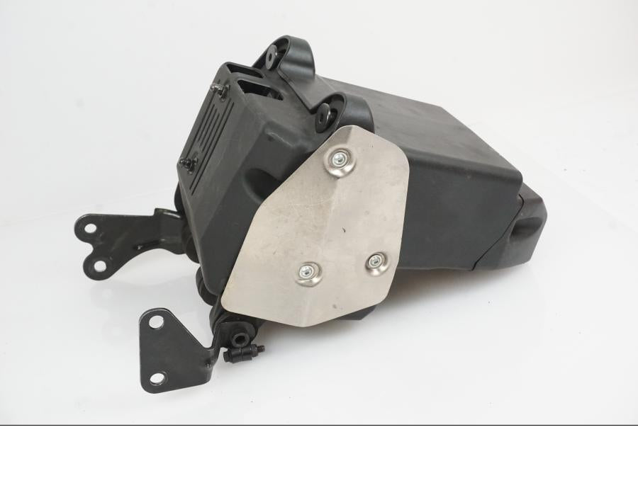 Framsidan på Batterihållare från en Ducati Monster 1200 -2016 motorcykel.