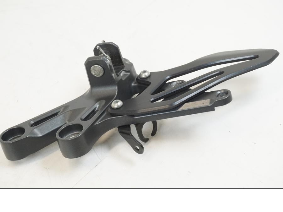 Snett uppifrån på Fotpinnefäste från en Yamaha YZF R7 -2022 motorcykel.