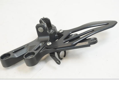 Snett uppifrån på Fotpinnefäste från en Yamaha YZF R7 -2022 motorcykel.