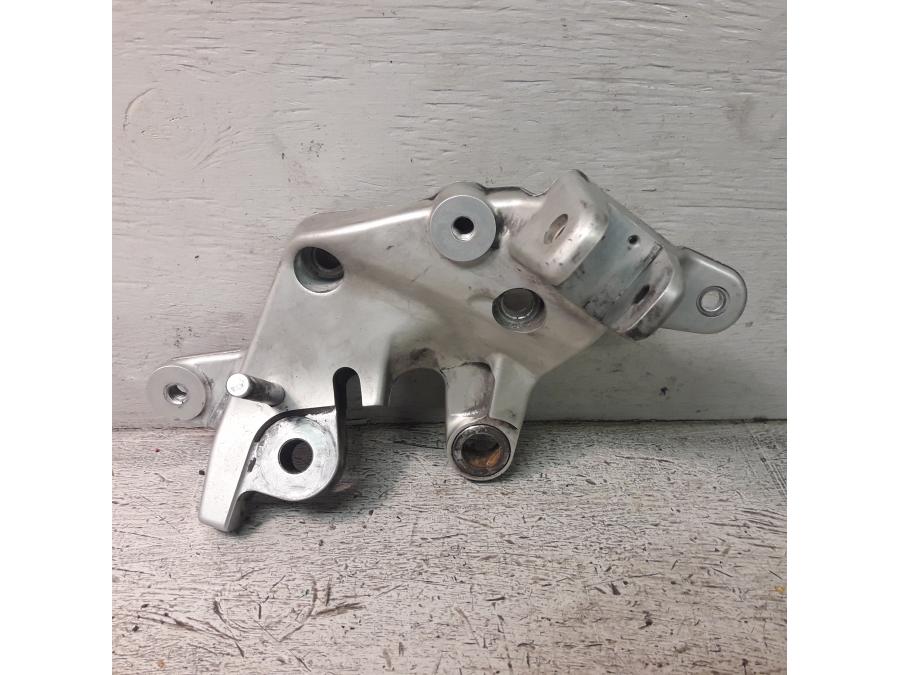 Framsidan på Fotpinnefäste från en Ducati Multistrada 1260 -2019 motorcykel.