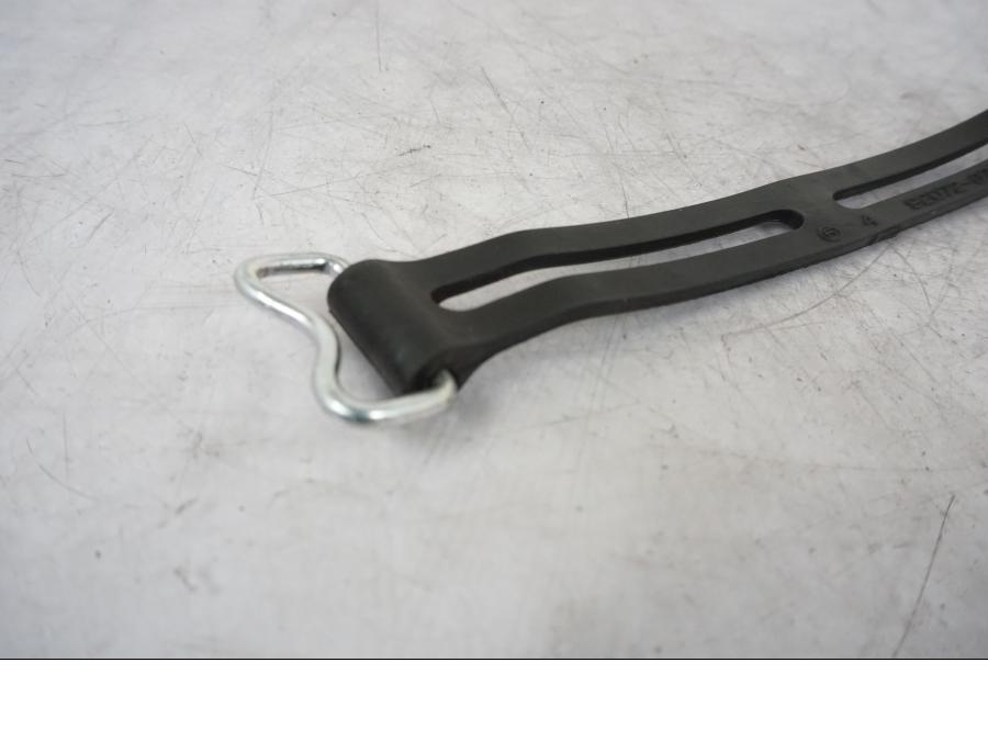 Baksidan på Batterihållare från en Kawasaki Z 800 -2014 motorcykel.