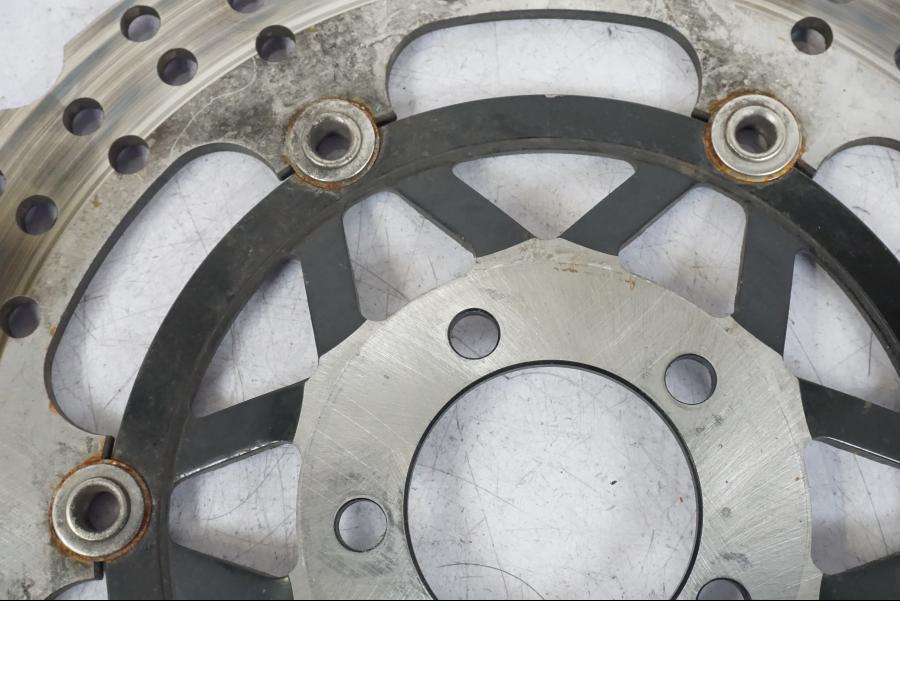 Snett uppifrån på Bromsskiva från en Kawasaki ZX-12R -2000 motorcykel.