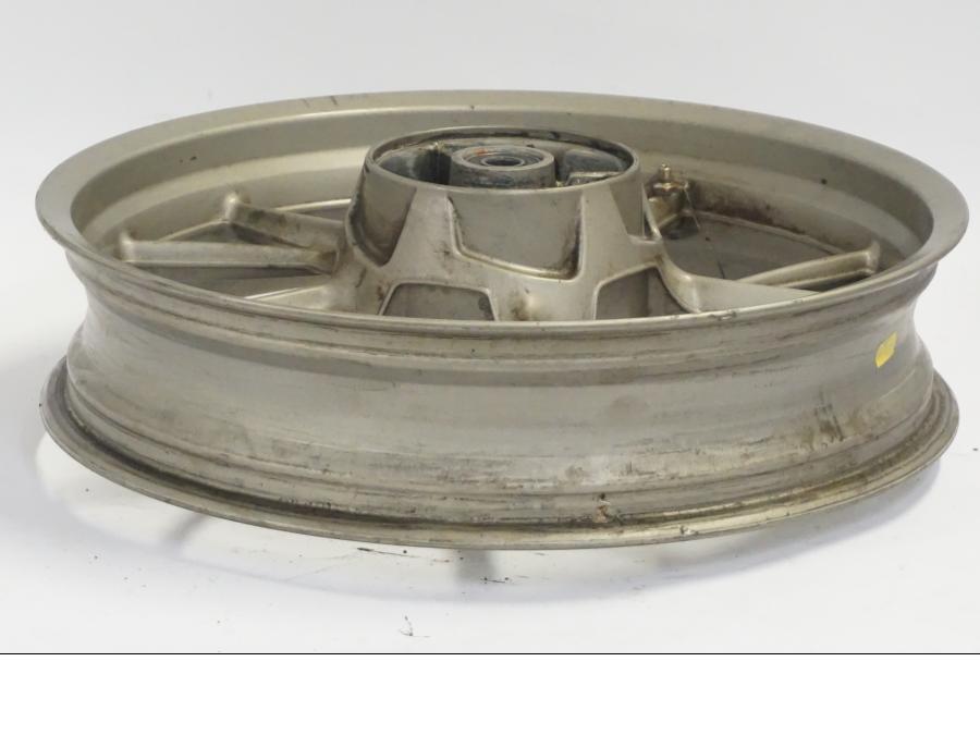 Snett nerifrån på Fälg från en BMW G 650 GS -2011 motorcykel.