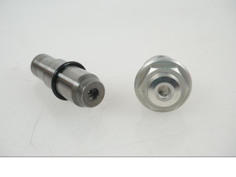 Baksidan på Kamkedjesträckare från en KTM 1290 Super Duke R -2021 motorcykel.