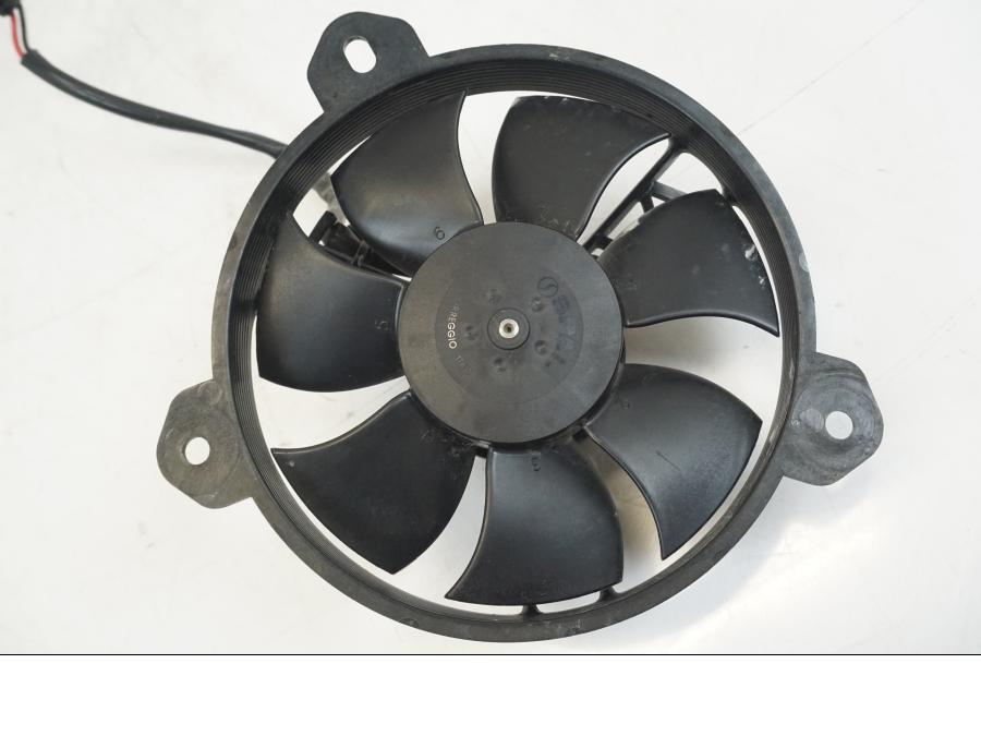 Baksidan på Vattenkylfläkt från en Ducati Hyperstrada -2013 motorcykel.