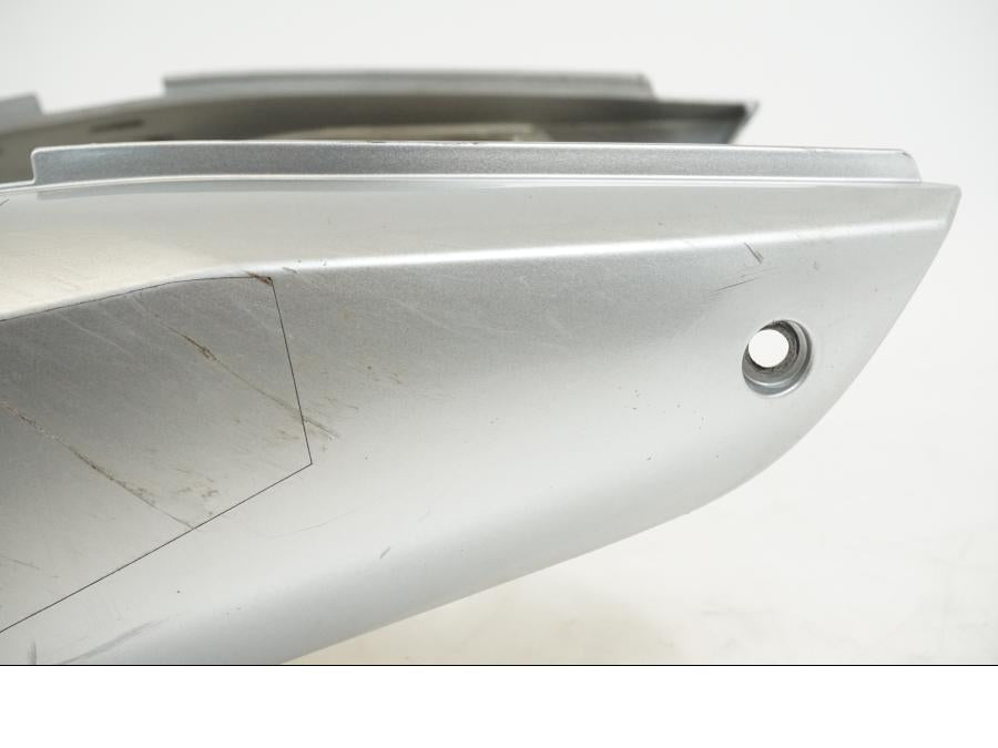 Höger sida på Bakvinge från en Honda VFR 800 -2003 motorcykel.