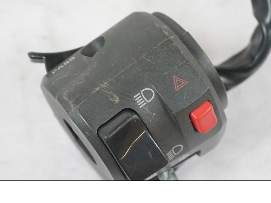 Vänster sida på Styrelreglage från en Kawasaki ZZ-R 1400 -2009 motorcykel.