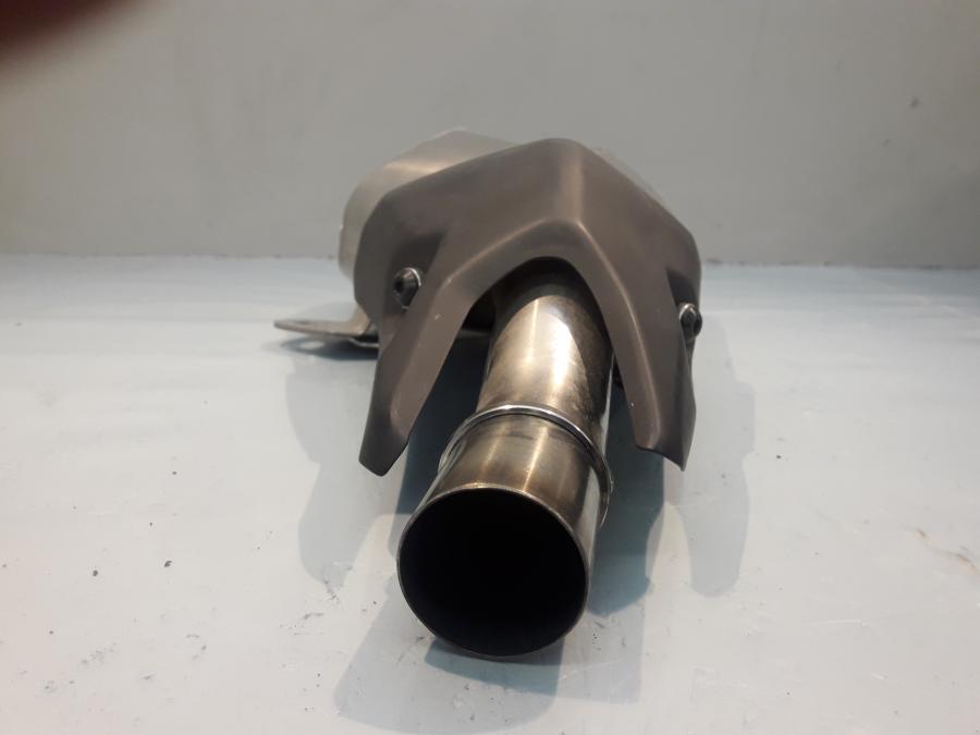 Vänster sida på Ljuddämpare från en Kawasaki Z 1000 -2014 motorcykel.