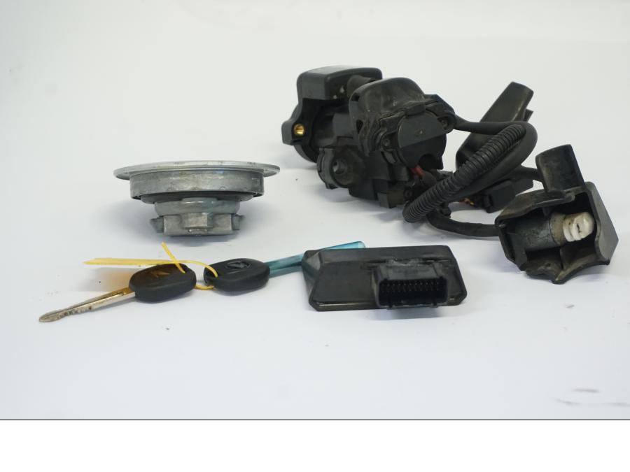 Baksidan på Låssats från en Honda CB 500 X -2015 motorcykel.