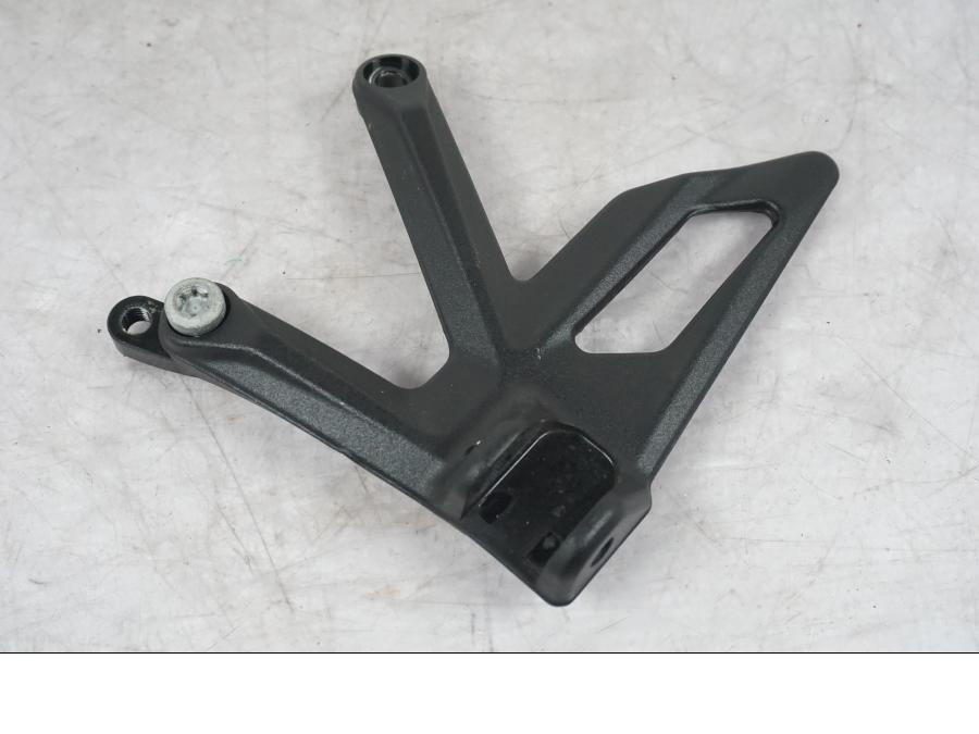 Framsidan på Fotpinnefäste från en KTM 1290 Super Duke R -2022 motorcykel.