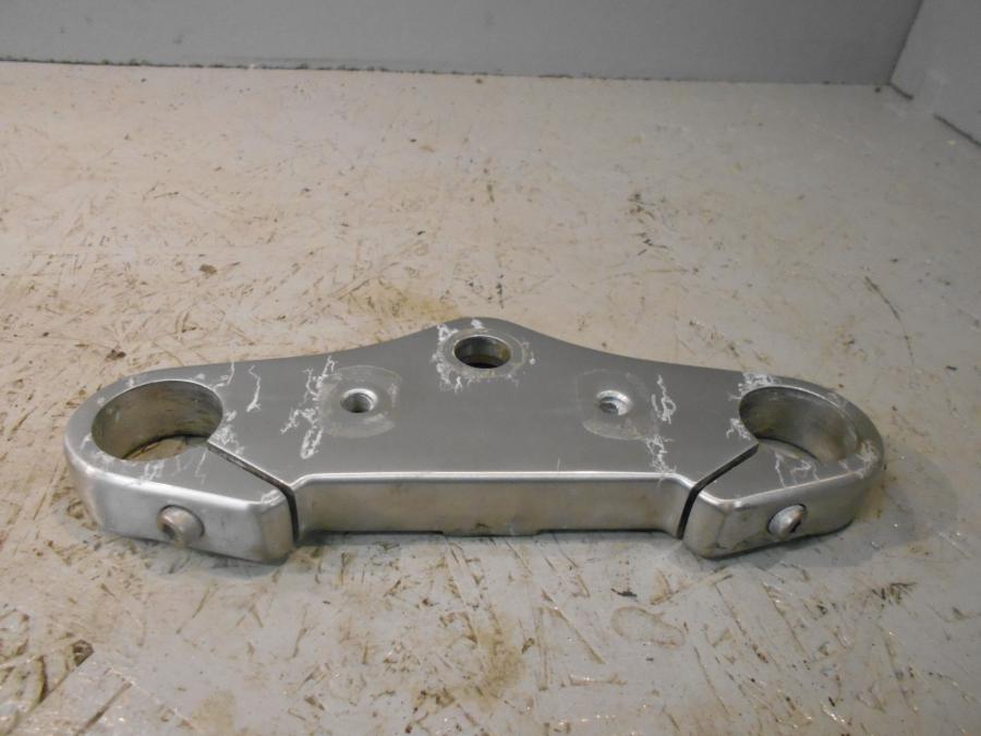 Baksidan på Gaffelkrona från en Triumph Speedmaster -2010 motorcykel.