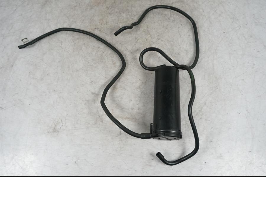 Baksidan på Bensintanksavluftare från en BMW S 1000 XR -2019 motorcykel.