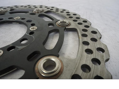 Vänster sida på Bromsskiva från en Kawasaki ER-6F -2010 motorcykel.