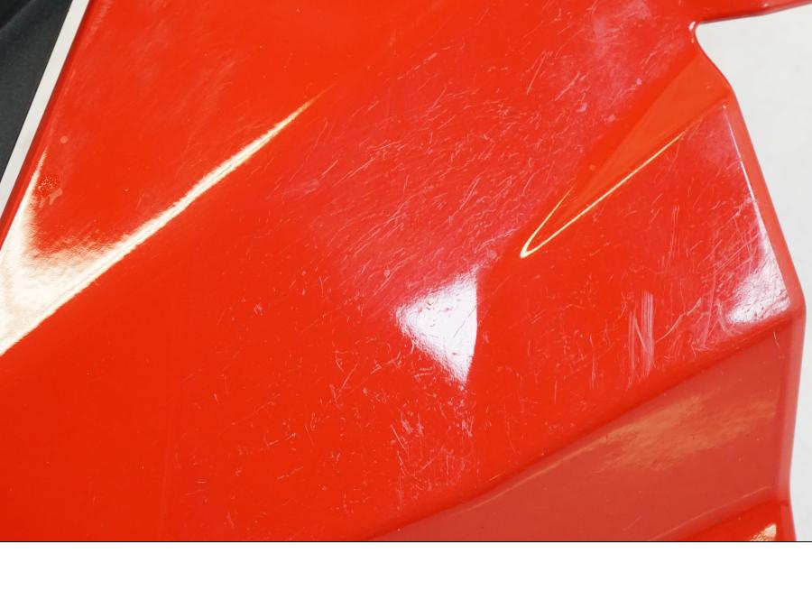 Snett uppifrån på Magkåpa från en Ducati Streetfighter S -2011 motorcykel.