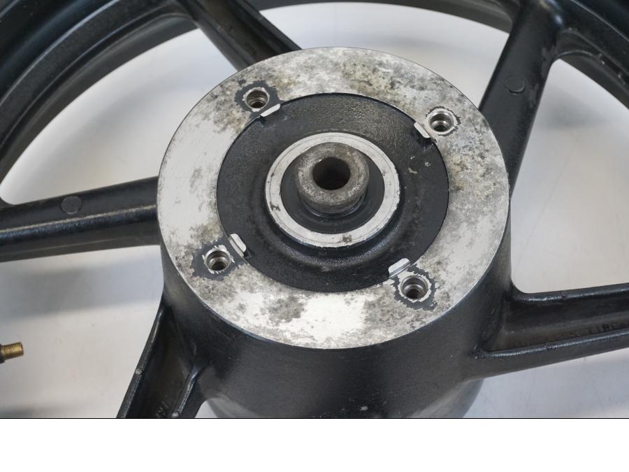 Baksidan på Fälg från en Honda CB 750 -2002 motorcykel.