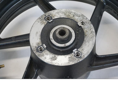 Baksidan på Fälg från en Honda CB 750 -2002 motorcykel.