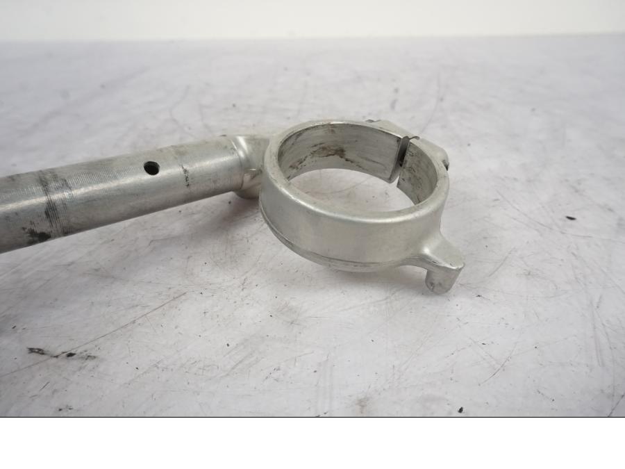 Snett uppifrån på Styre från en Suzuki GSX-R 1000 -2005 motorcykel.