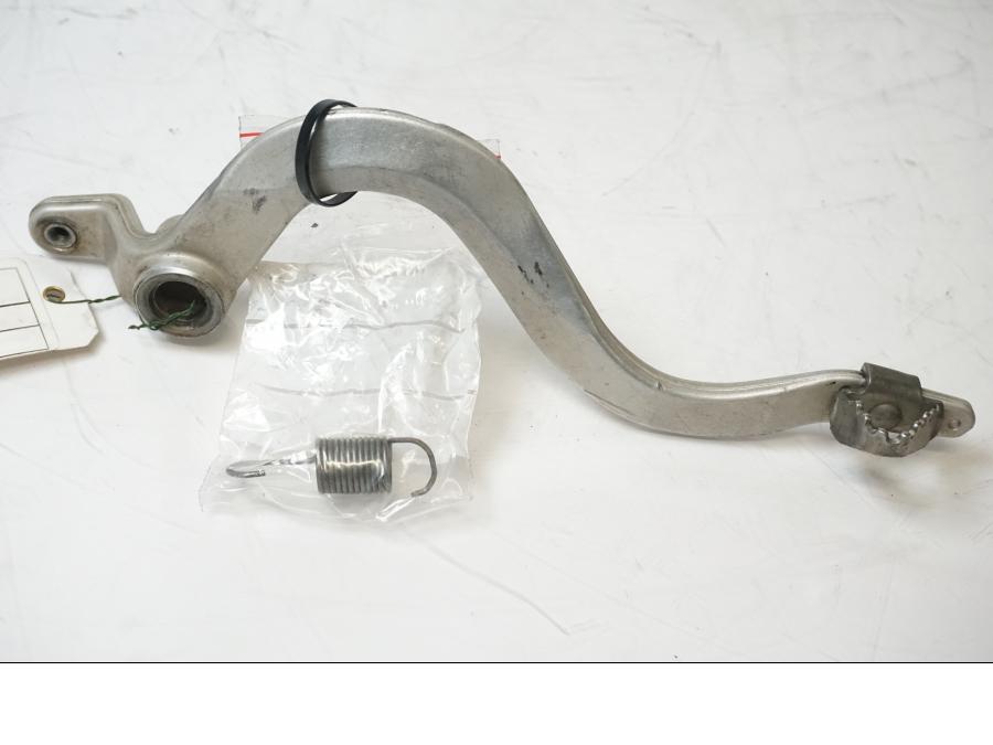 Framsidan på <p>Bromspedal från Husqvarna TE 310 2009.</p>

<p>Skavmärke finns se bild.</p> motorcykel.