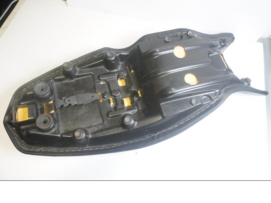 Vänster sida på Sadel från en BMW F 800 R -2011 motorcykel.