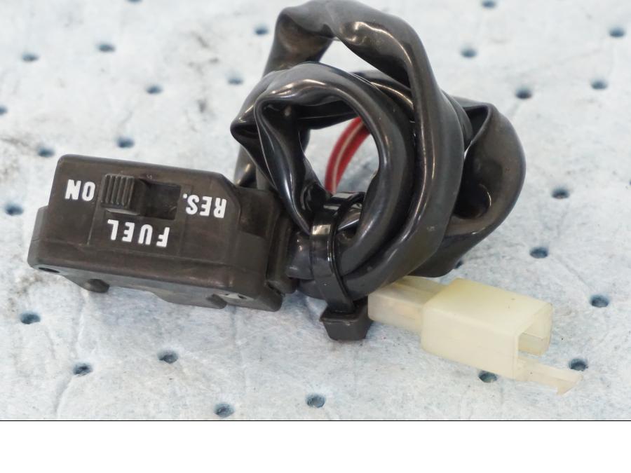 Snett uppifrån på Bensinreservkontakt från en Yamaha XV 535 -1995 motorcykel.