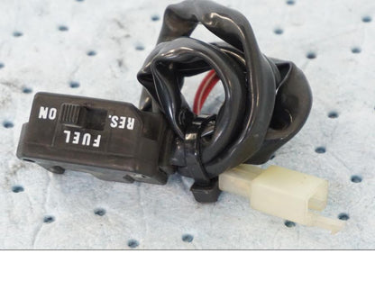 Snett uppifrån på Bensinreservkontakt från en Yamaha XV 535 -1995 motorcykel.