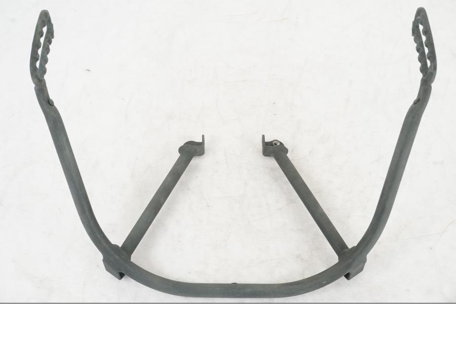 Snett nerifrån på Vindrutefäste från en Triumph Tiger Explorer -2013 motorcykel.