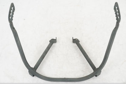 Snett nerifrån på Vindrutefäste från en Triumph Tiger Explorer -2013 motorcykel.