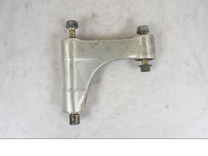 Baksidan på Länkarm från en Honda VTR 1000 F -1997 motorcykel.