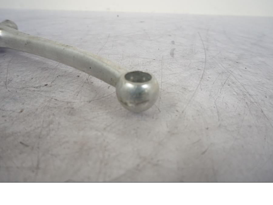 Snett nerifrån på Bromsgrepp från en Kawasaki ER-6F -2010 motorcykel.