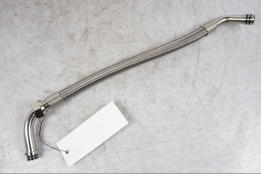 Snett nerifrån på Oljekylrör från en Ducati Multistrada V4 -2024 motorcykel.