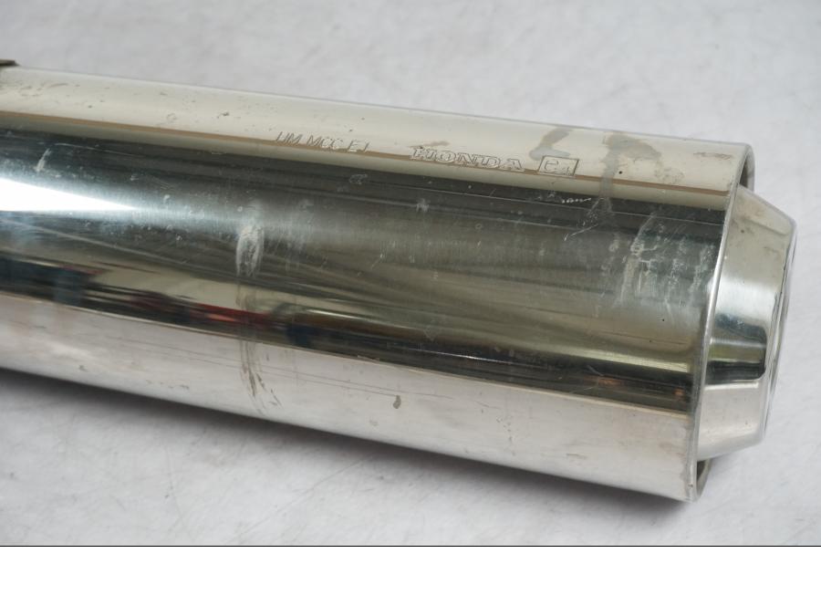 Baksidan på Ljuddämpare från en Honda CBR 1100 XX -2000 motorcykel.