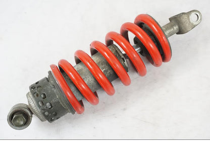 Snett nerifrån på Stötdämpare från en Yamaha XVS 1100 -2004 motorcykel.