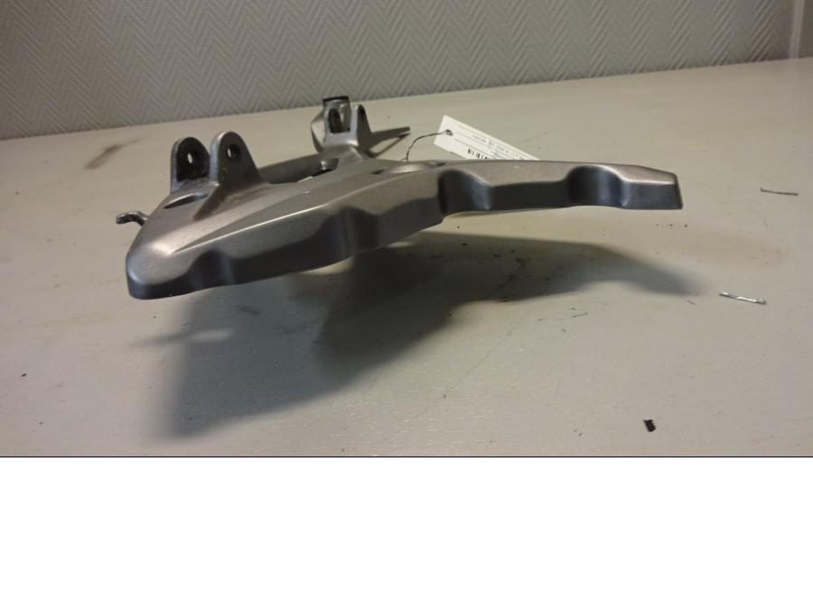 Höger sida på Fotpinnefäste från en Honda NC 750 S -2017 motorcykel.