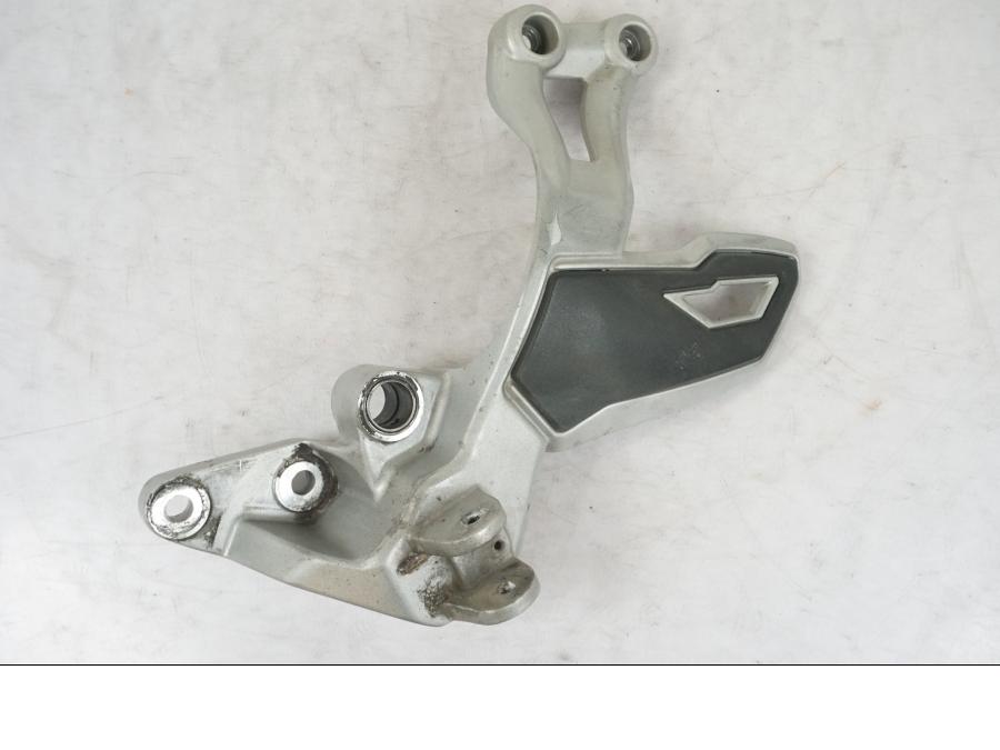 Framsidan på Fotpinnefäste från en Triumph Tiger Explorer -2013 motorcykel.