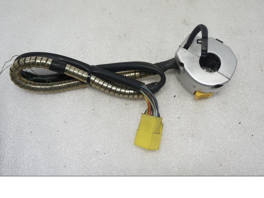 Baksidan på Styrelreglage från en Suzuki VL 800 -2004 motorcykel.