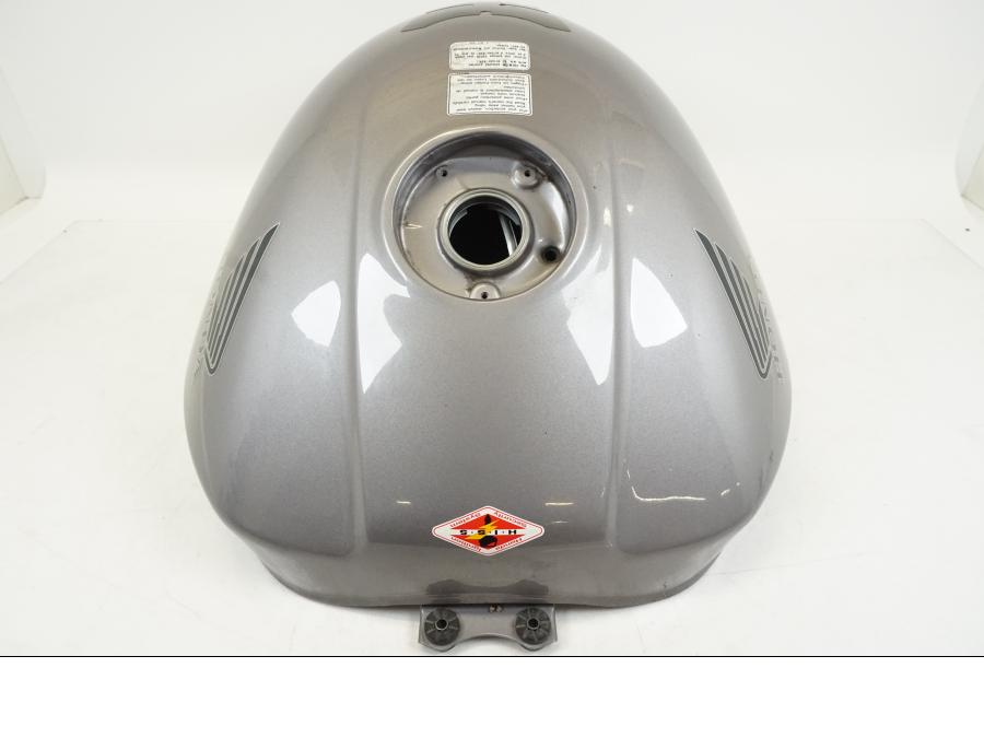 Extrabild4 på Bensintank från en Honda ST 1300 -2002 motorcykel.