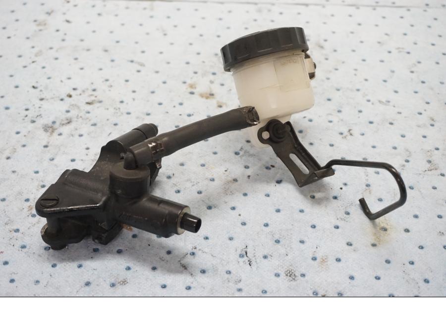 Framsidan på Bromshuvudcylinder från en Kawasaki ZX-6R -2000 motorcykel.