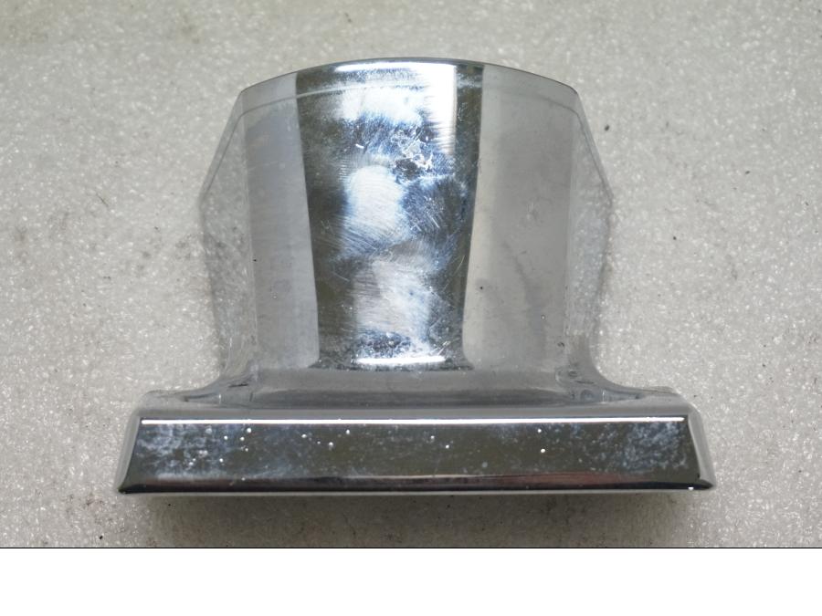 Framsidan på Skylthållare från en Suzuki VL 800 -2004 motorcykel.