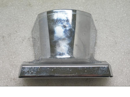 Framsidan på Skylthållare från en Suzuki VL 800 -2004 motorcykel.