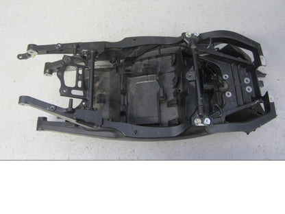 Höger sida på Bakram från en Honda CB 1000 R -2010 motorcykel.