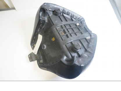 Höger sida på Sadel från en Yamaha XVS 1100 -2002 motorcykel.