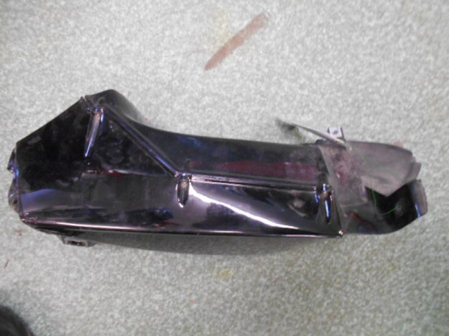 Baksidan på Luftrör från en Aprilia RSV 1000 -2003 motorcykel.