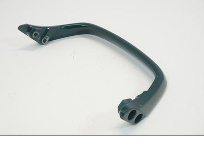 Baksidan på Passagerarhandtag från en Yamaha XJR 1300 -1999 motorcykel.