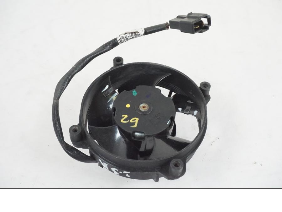 Framsidan på Vattenkylfläkt från en KTM 390 Adventure -2021 motorcykel.