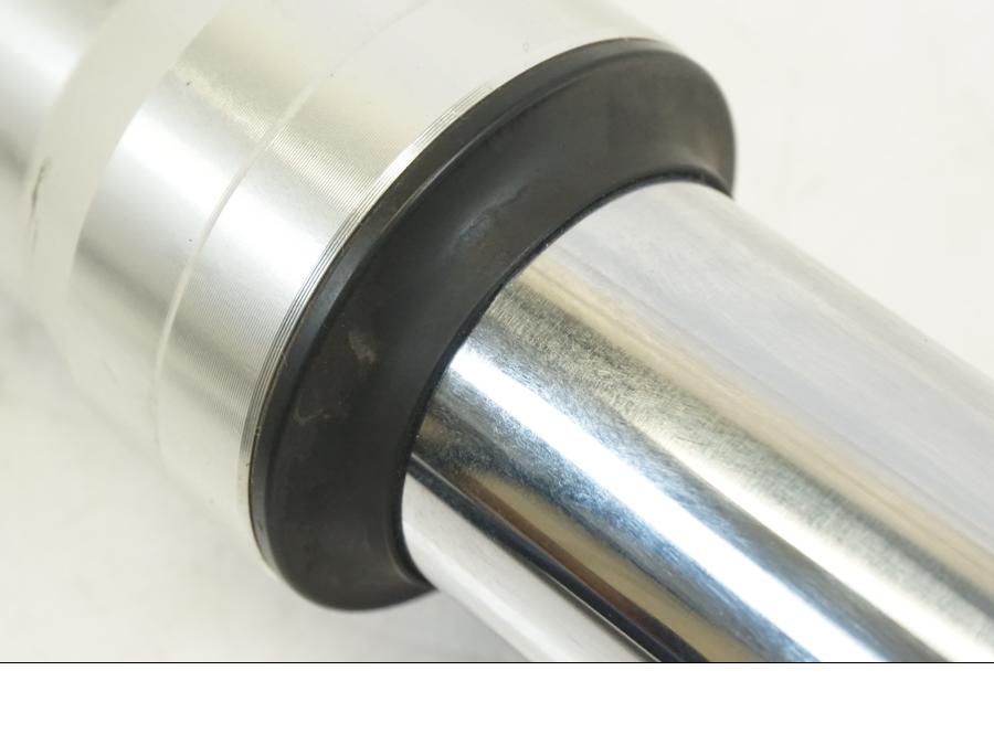 Snett uppifrån på Gaffelben från en Ducati Hyperstrada -2013 motorcykel.