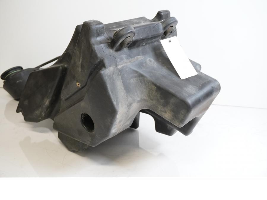 Vänster sida på Bensintank från en Husqvarna TR 650 Strada -2012 motorcykel.