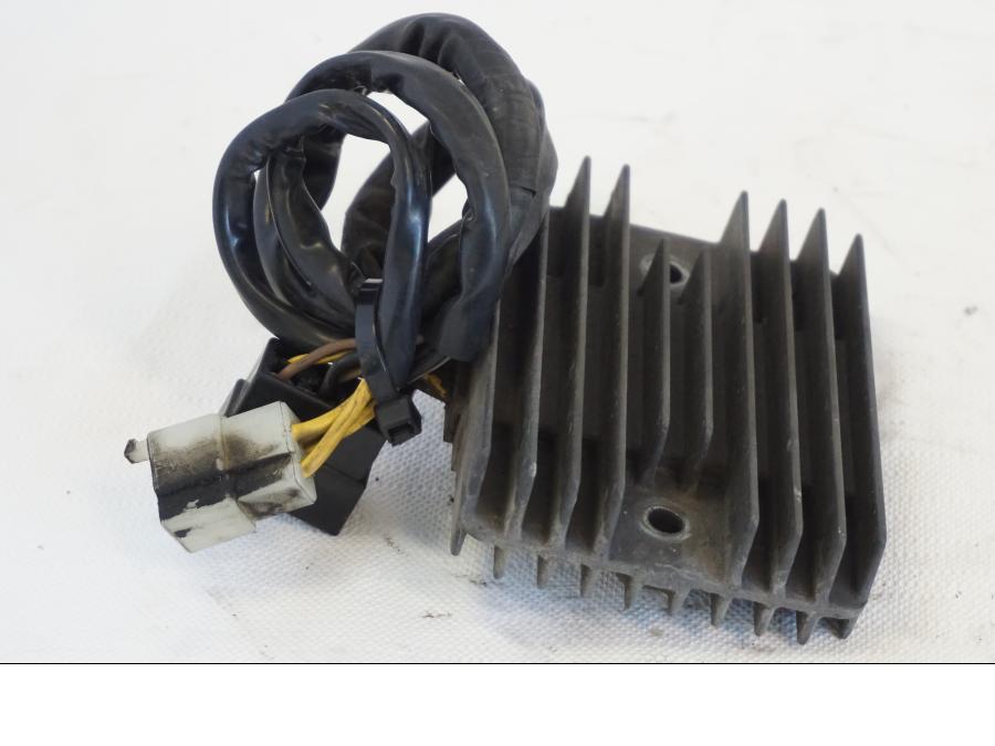 Framsidan på Likriktare från en Kawasaki VN 1500 Mean Streak -2002 motorcykel.