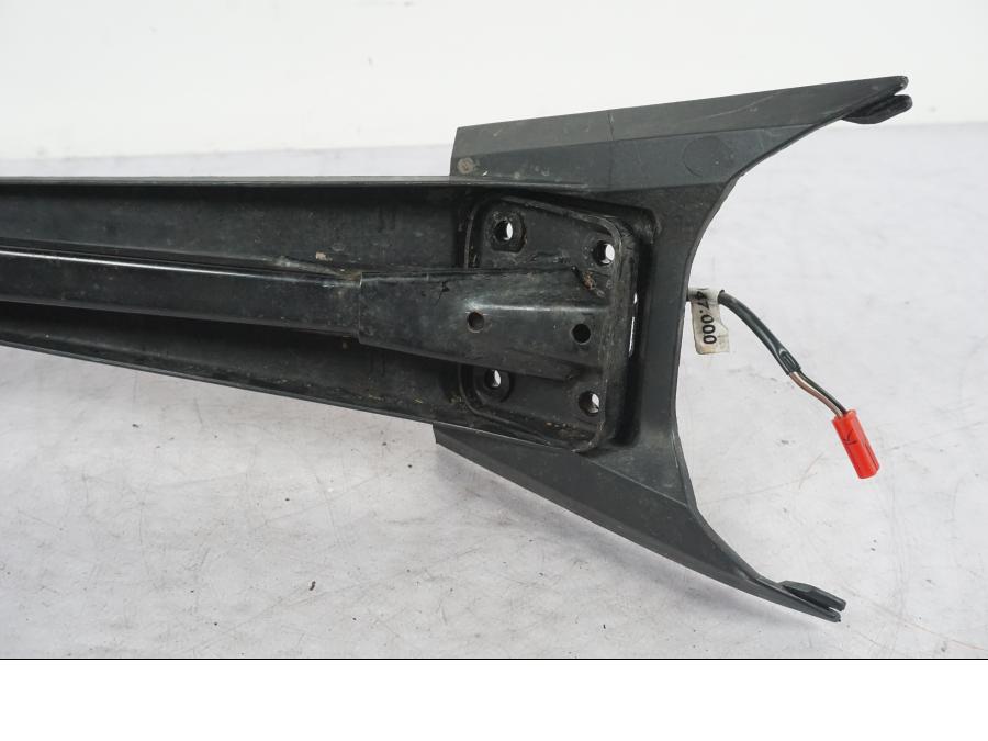 Vänster sida på <p>Skylthållare till KTM 125 Duke.</p>

<p>Saknar lampglaset!</p> motorcykel.