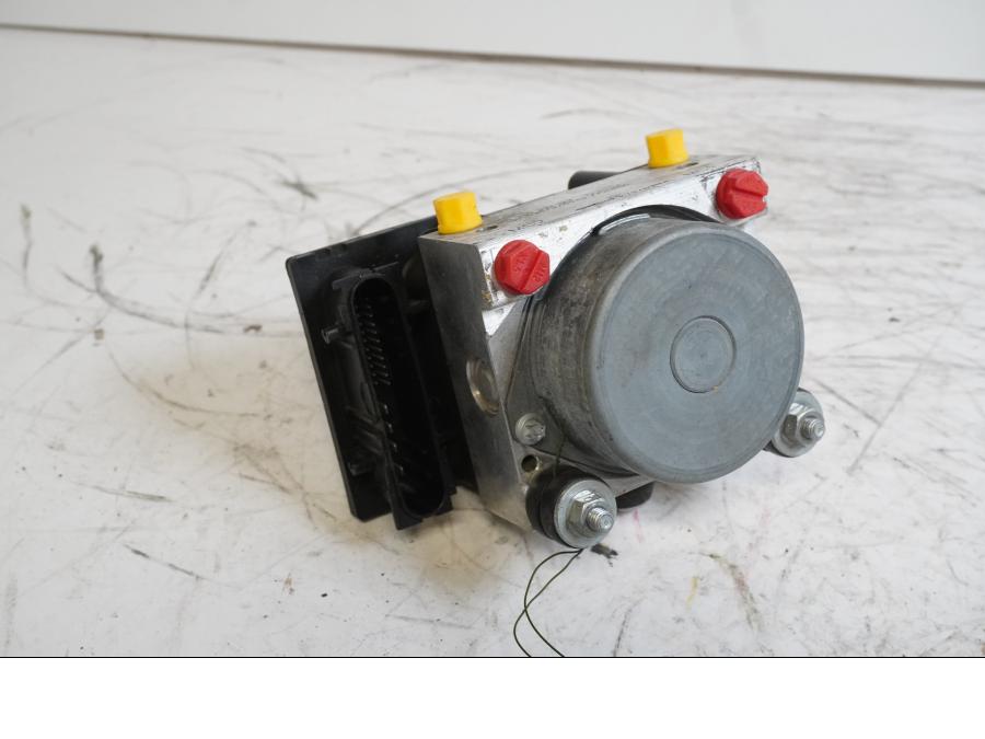 Framsidan på ABS Modulator från en BMW F 800 R -2011 motorcykel.