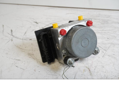 Framsidan på ABS Modulator från en BMW F 800 R -2011 motorcykel.